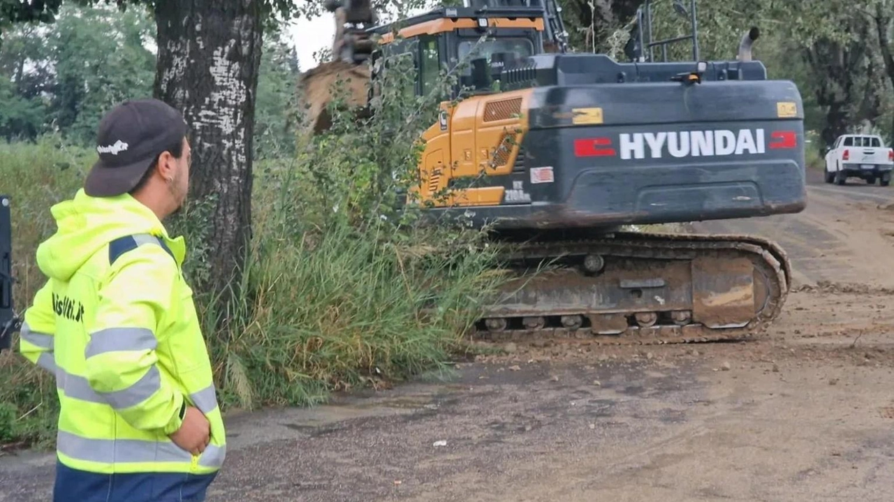Ruspa al lavoro per ripulire dai detriti un fosso. Per consentire gli interventi sullo Stregale, il Comune ha previsto un’ordinanza di chiusura al traffico in via Morecci Ruspa al lavoro per ripulire dai detriti un fosso. Per consentire gli interventi sullo Stregale, il Comune ha previsto un’ordinanza di chiusura al traffico in via Morecci
