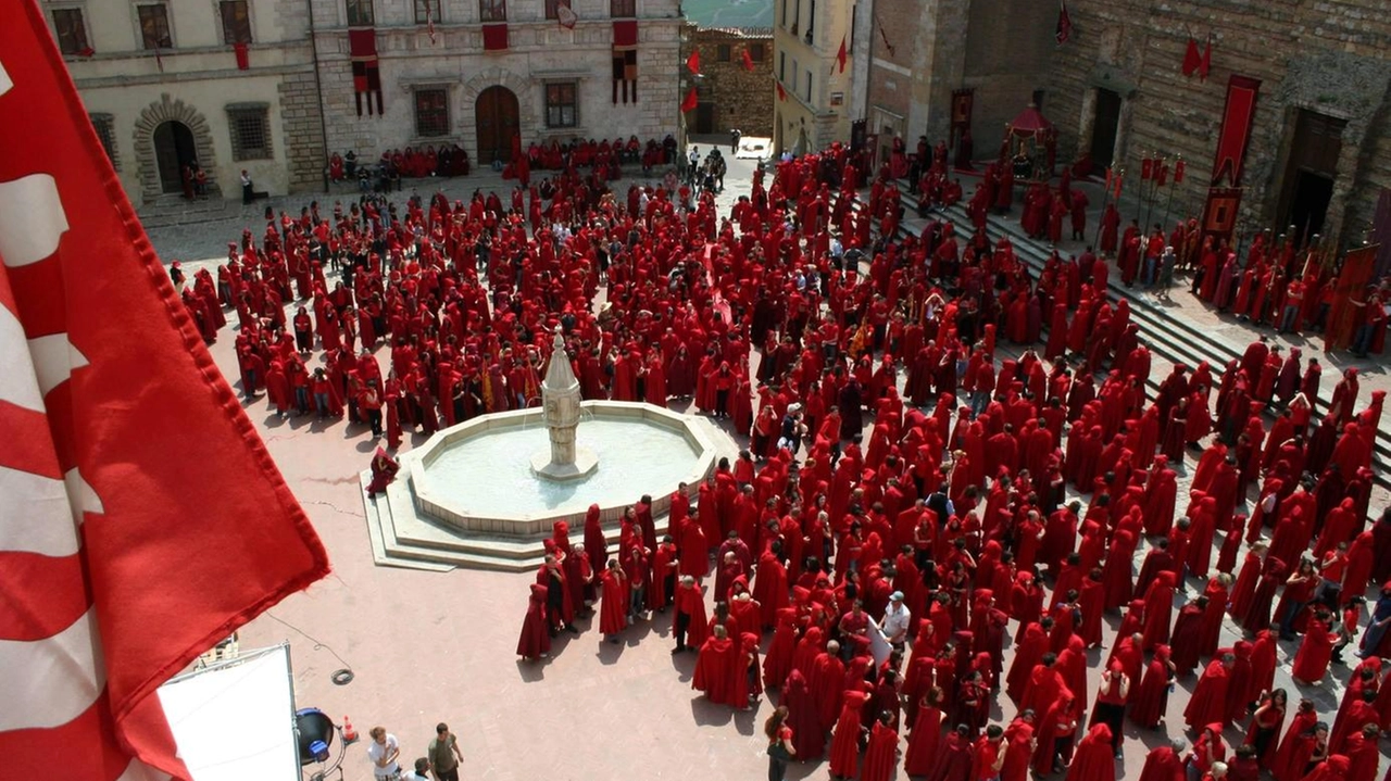 Giovanna Vivarelli e Gianni Minasi rivivono scene cinematografiche a Montepulciano, evento che celebra il legame tra cinema e turismo locale. Giovanna Vivarelli e Gianni Minasi rivivono scene cinematografiche a Montepulciano, evento che celebra il legame tra cinema e turismo locale.