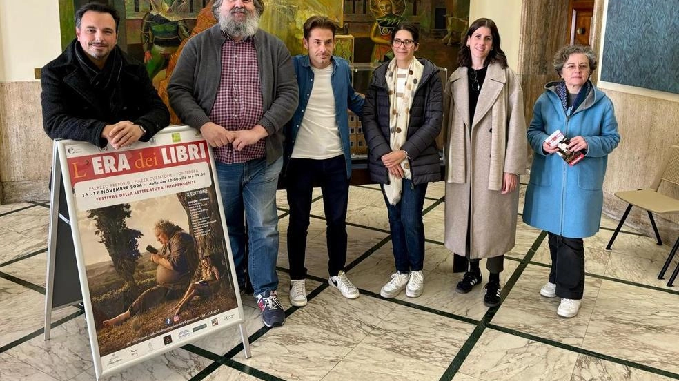 Gli organizzatori del cartellone «Era dei Libri» Il programma è stato presentato ieri in Comune a Pontedera Gli organizzatori del cartellone «Era dei Libri» Il programma è stato presentato ieri in Comune a Pontedera