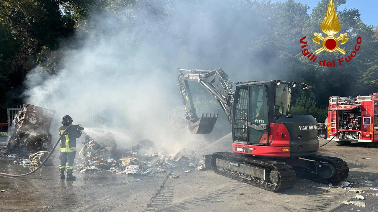 Il capannone dell’azienda Crcm,. in via del Ganghereto dove si è sviluppato il rogo Il capannone dell’azienda Crcm,. in via del Ganghereto dove si è sviluppato il rogo