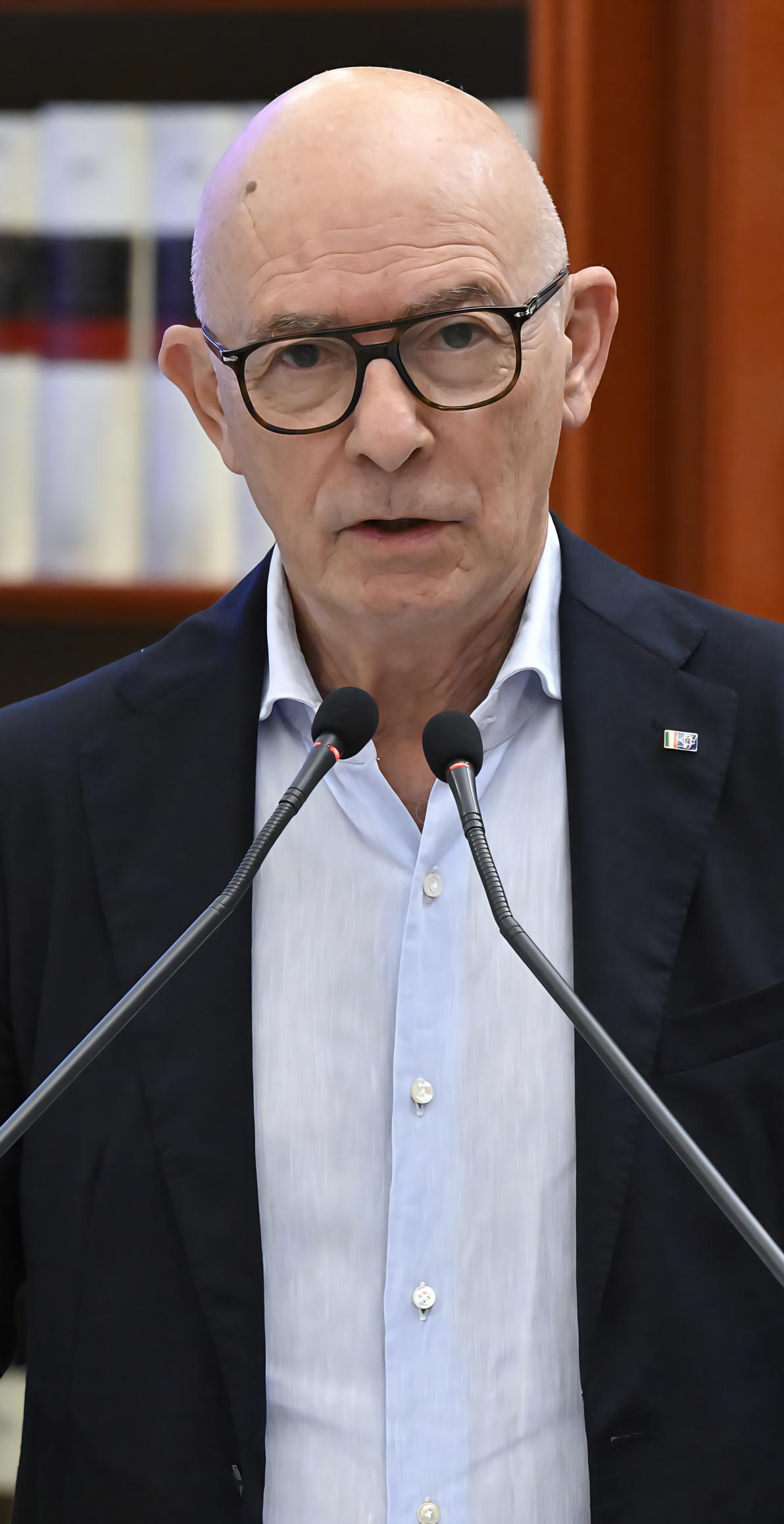 https://www.lanazione.it/image-service/view/acePublic/alias/contentid/ZDYxZWNhYzQtY2ZhOC00/0/internet-e-cellulari-giro-di-vite-per-i-minori.jpeg?f=1.91:1&w=1200