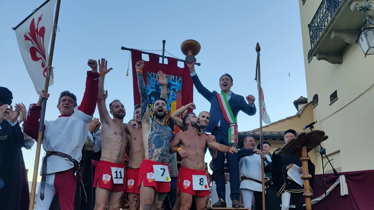 La squadra anghiarese festeggia la vittoria con il sindaco Alessandro Polcri La squadra anghiarese festeggia la vittoria con il sindaco Alessandro Polcri
