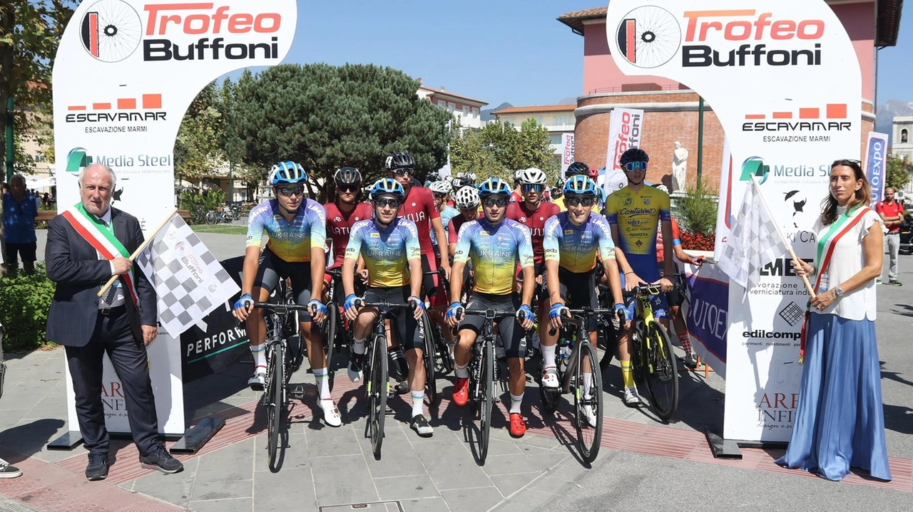 La partenza del Trofeo Buffoni di un anno fa con il sindaco Lorenzetti La partenza del Trofeo Buffoni di un anno fa con il sindaco Lorenzetti