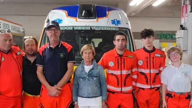 La presidente Carla Vivoli, tra i volontari, di fronte alla nuova ambulanza La presidente Carla Vivoli, tra i volontari, di fronte alla nuova ambulanza