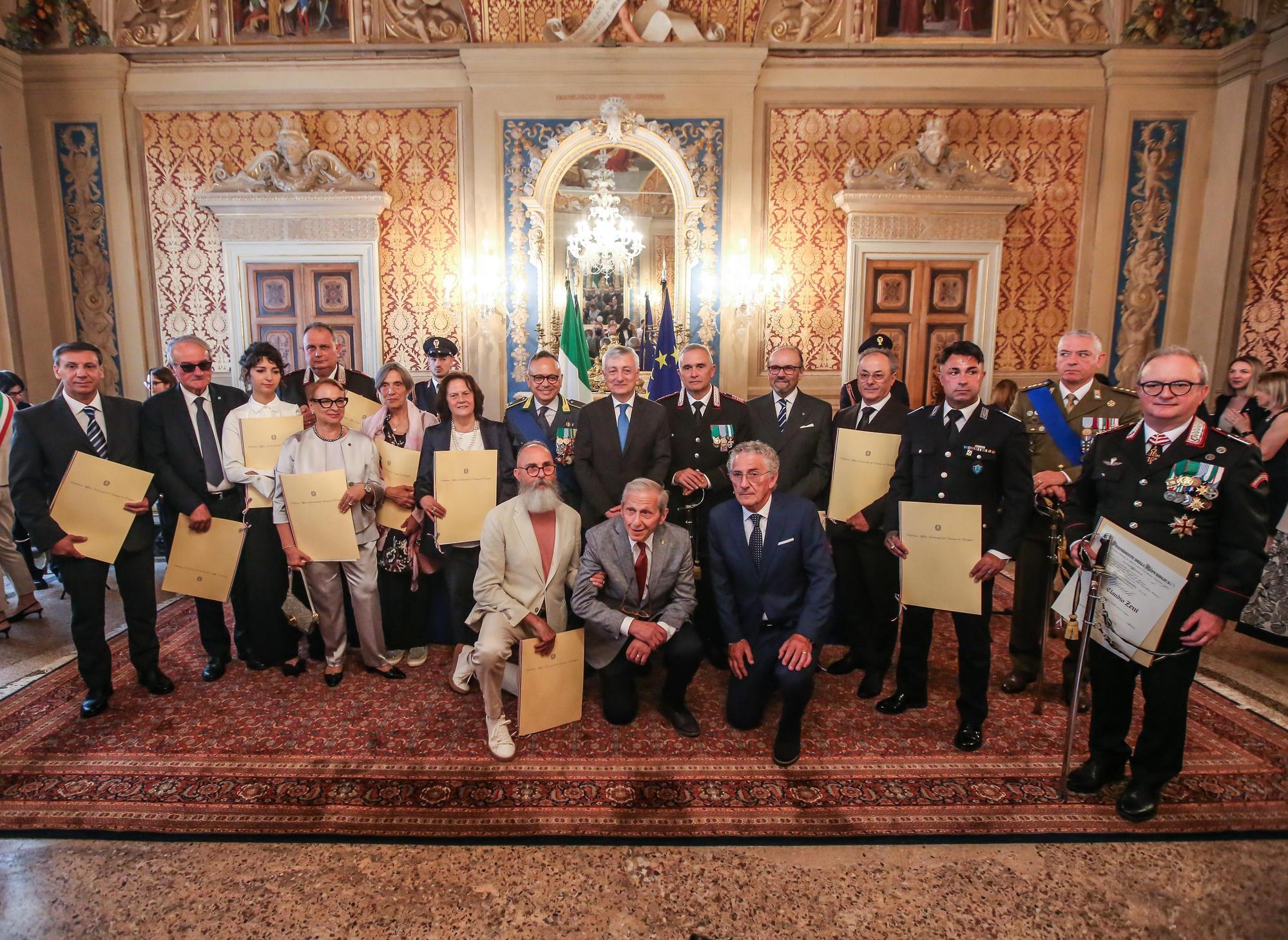 https://www.lanazione.it/image-service/view/acePublic/alias/contentid/ZDYyYTMxODctNTkxYy00/0/uomini-e-donne-speciali-sicurezza-scuola-sociale-ecco-gli-insigniti-al-merito.jpeg