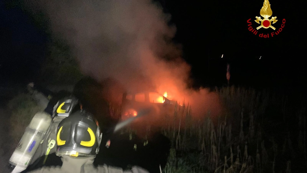 Incidente stradale nella notte di Capodanno, auto esce di strada e va a fuoco Incidente stradale nella notte di Capodanno, auto esce di strada e va a fuoco