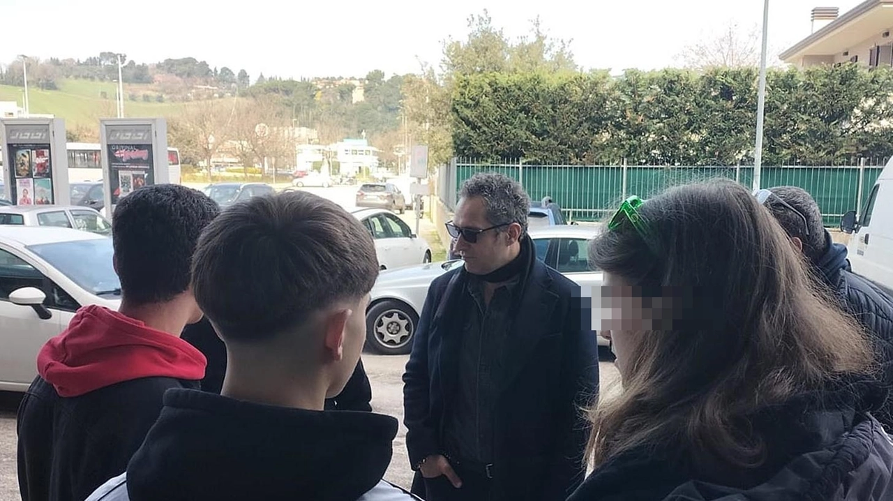 Ragazzi all'uscita di scuola (foto d'archivio)