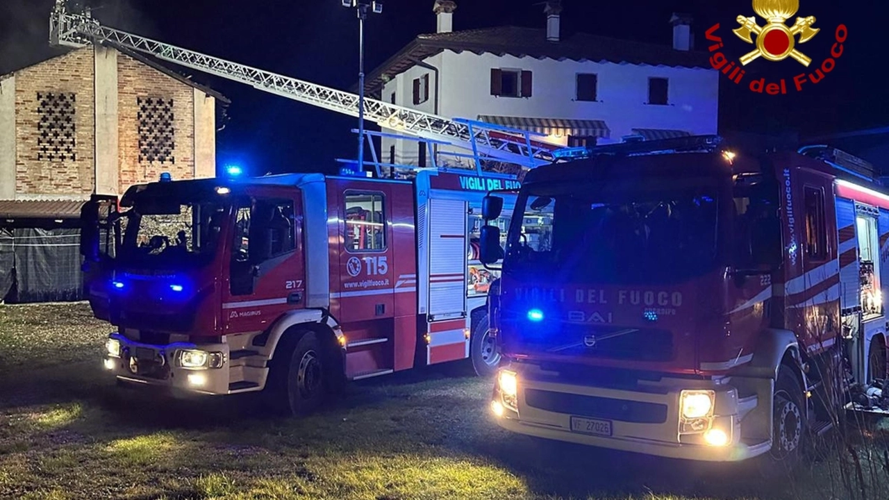I vigili del fuoco intervenuti per soccorrere la famiglia