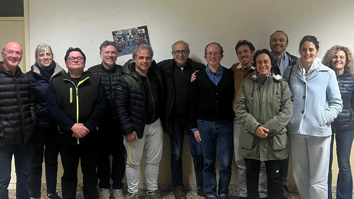 Il nuovo consiglio direttivo del Comitato paesano di Capezzano Monte. Quadrelli è al centro, con la camicia azzurra