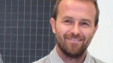 Enrico Galiano, scrittore vicino ai ragazzi, protagonista al Liceo Vittoria Colonna di Arezzo. Incontro al Circolo Artistico, streaming per altre scuole. Riflessioni sull'adolescenza e accettazione degli errori. Galiano, definito "professore stile Attimo Fuggente", coinvolge le nuove generazioni con successo.