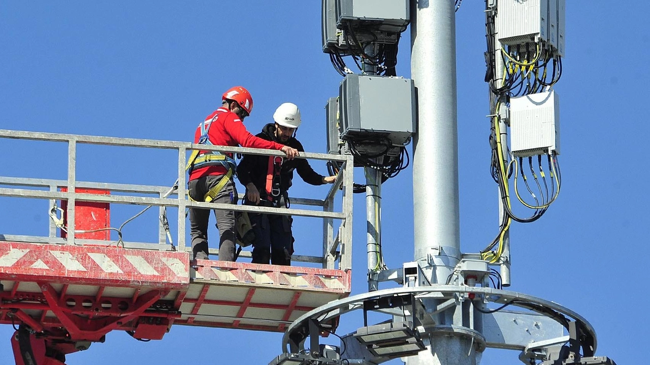 Tecnici al lavoro per la manutenzione di un’antenna.. A Follo gli uffici. hanno rigettato il progetto per l’installazione di un dispositivo in via Gramsci (foto di repertorio) Tecnici al lavoro per la manutenzione di un’antenna.. A Follo gli uffici. hanno rigettato il progetto per l’installazione di un dispositivo in via Gramsci (foto di repertorio)