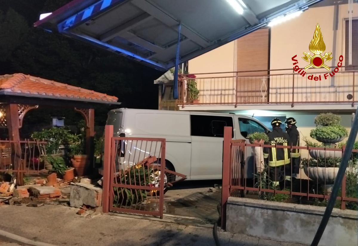 La corsa di furgone finisce contro un garage distrutto giardino di una casa