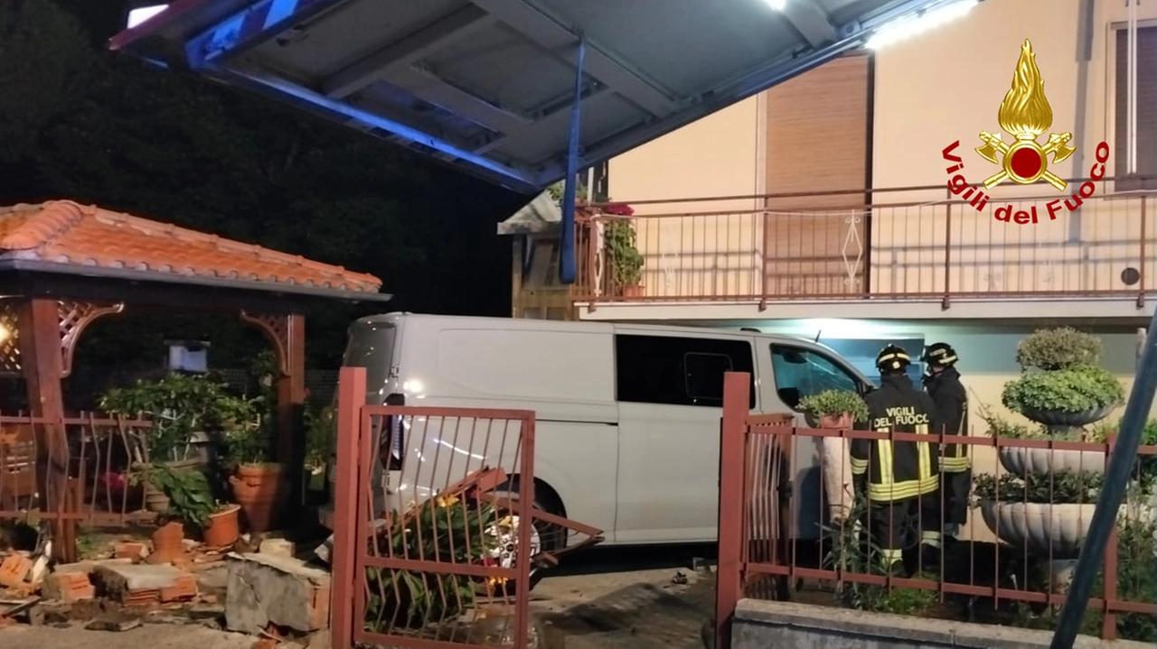 Arezzo, furgone fuori strada: abbatte una recinzione e finisce contro un garage Arezzo, furgone fuori strada: abbatte una recinzione e finisce contro un garage