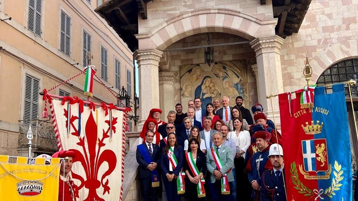 Una cerimonia molto sentita a cui hanno preso parte i rappresentanti istituzionali delle amministrazioni di Assisi, Firenze e Chiusi della Verna