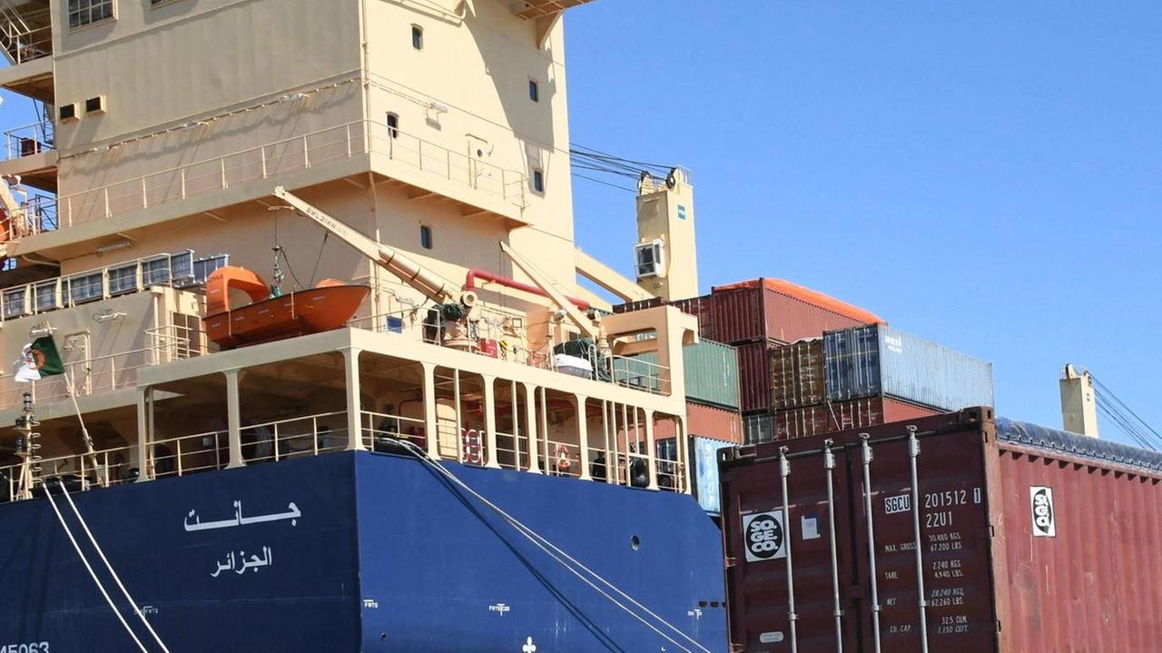 L’onorevole Barabotti ha annunciato interrogazioni in Regione per dare gambe a protocolli e masterplan "La razionalizzazione servirà per i traffici e sarà in grado di far fronte al problema dell’erosione". L’onorevole Barabotti ha annunciato interrogazioni in Regione per dare gambe a protocolli e masterplan "La razionalizzazione servirà per i traffici e sarà in grado di far fronte al problema dell’erosione".