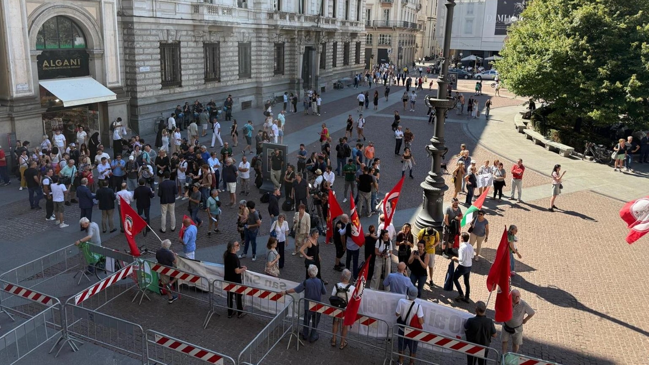 Fila di cittadini per assistere al Consiglio comunale Fila di cittadini per assistere al Consiglio comunale