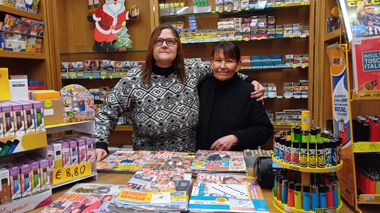 Annarita Lorenzini e Maida Giorgetti (sorella e moglie di Beppe) salutano i clienti Annarita Lorenzini e Maida Giorgetti (sorella e moglie di Beppe) salutano i clienti