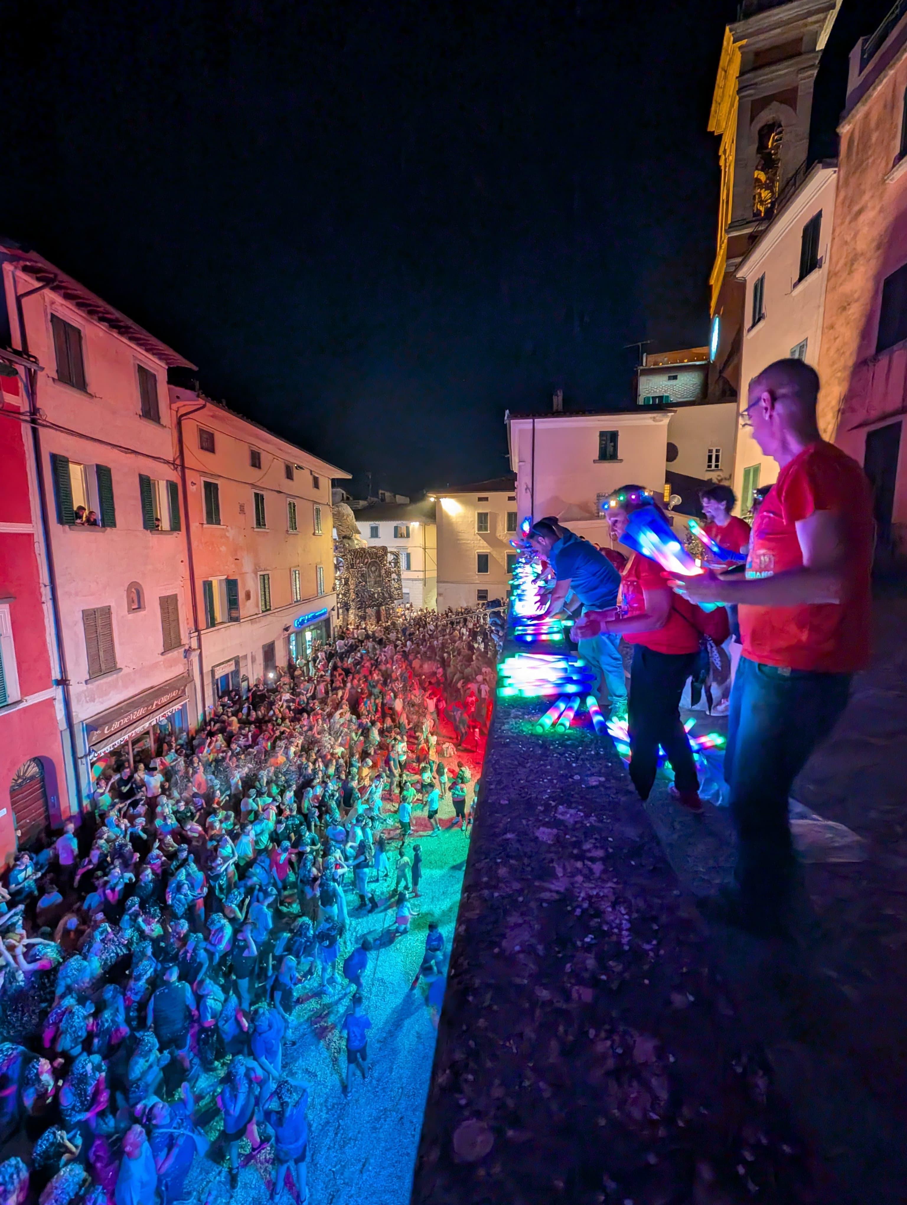 il carnevale più antico d italia conquista anche l estate oltre 5000 persone per l edizione estiva a foiano della chiana
