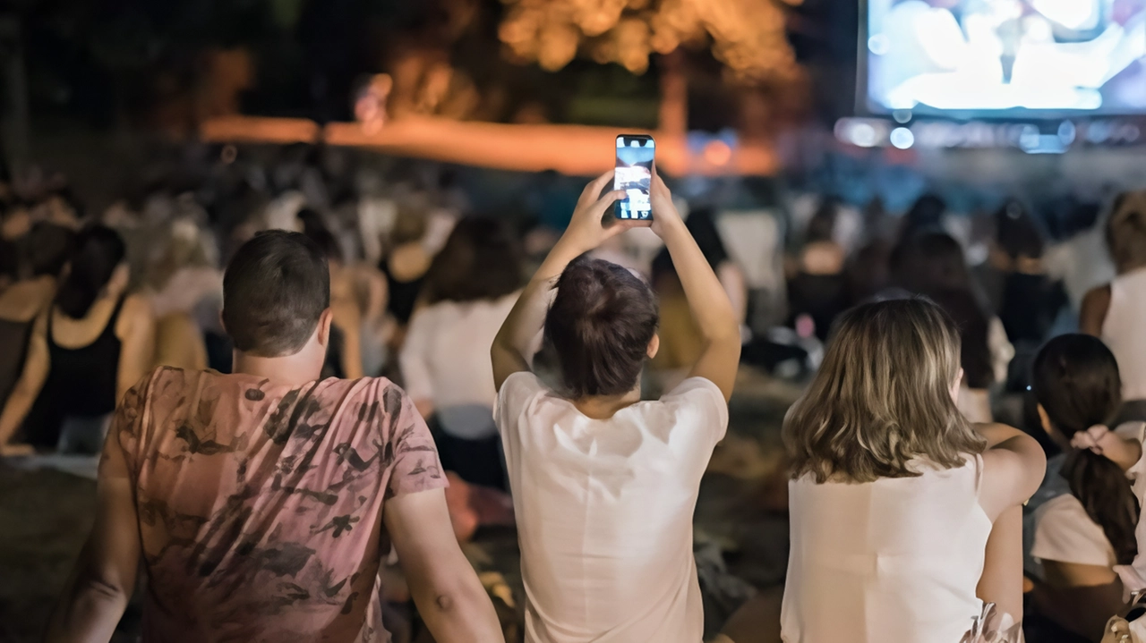 Il cinema sotto le stelle è tornato a essere un must dell’estate: coperta, cuscino e tutti davanti al maxi schermo al fresco della sera Il cinema sotto le stelle è tornato a essere un must dell’estate: coperta, cuscino e tutti davanti al maxi schermo al fresco della sera