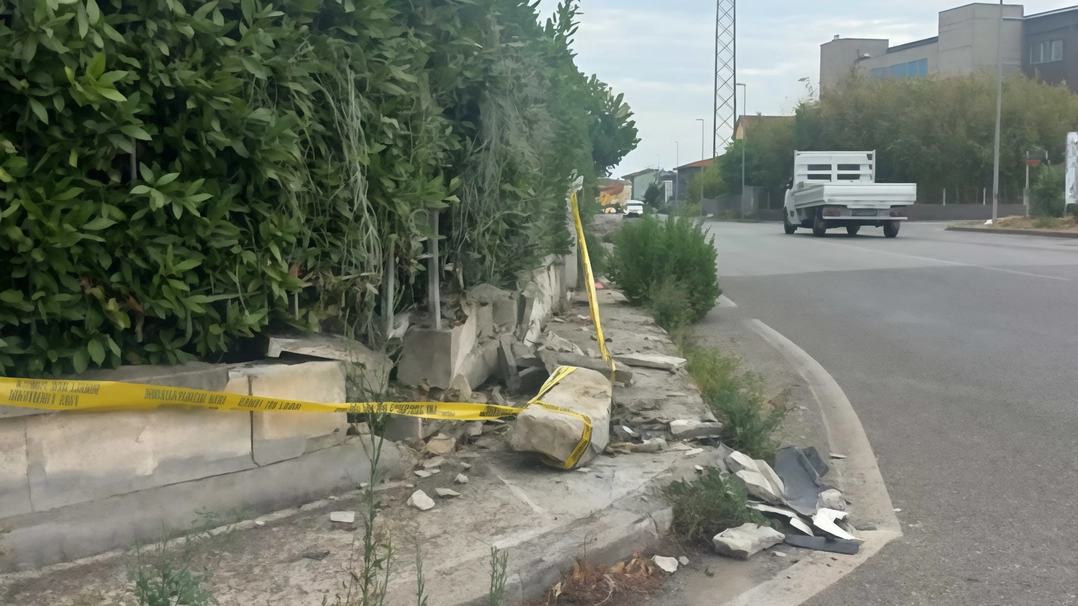Questi i resti di un muro di cinta di una villetta sulla provinciale Francesca nord divelto da un’auto nei giorni scorsi. Uno identico sulla Francesca sud