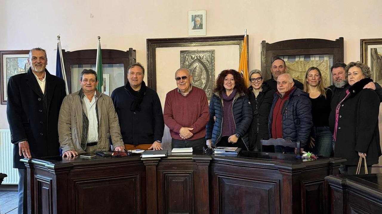 La foto dell’incontro fra sindaco, giunta, consiglieri di maggioranza e quelli di «Sorano Impegno Comune»