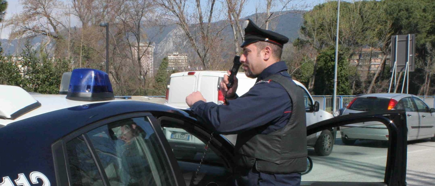 I carabinieri hanno individuato tre persone sospettate di essere autori dei furti e di una rapina