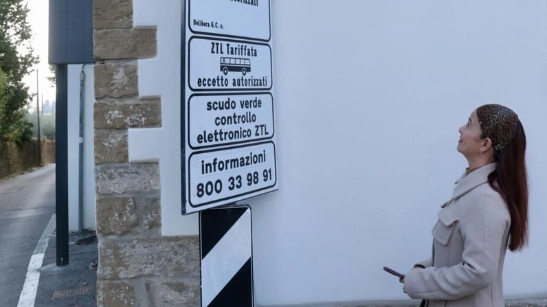 La cartellonistica c’è, ma le 78 telecamere sono spente, in attesa del via. In Consiglio Del Re attacca la giunta: "Tassa ingiusta sui pendolari". I residenti si dicono "confusi" e i commercianti temono la mazzata.