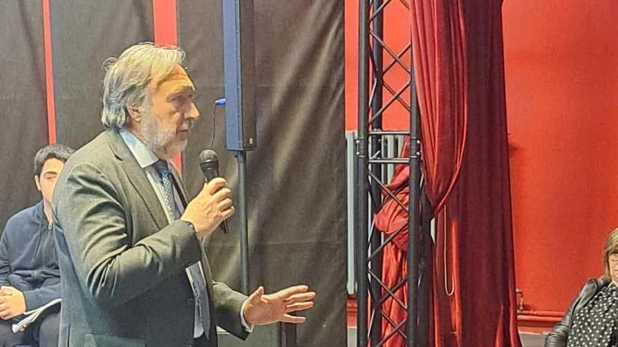 La scuola secondaria di I° "Padre Filippo Cecchi" ha ospitato venerdì scorso il Procuratore Militare Generale Marco De Paolis. De... La scuola secondaria di I° "Padre Filippo Cecchi" ha ospitato venerdì scorso il Procuratore Militare Generale Marco De Paolis. De...