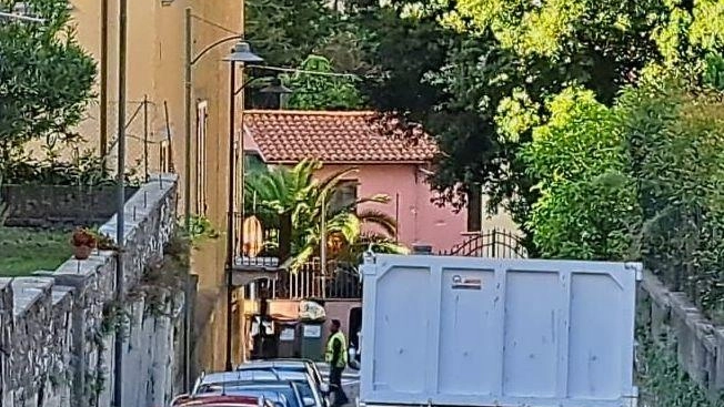 A Seravezza, nuove misure sulla viabilità per gestire i cantieri e la nuova palestra scolastica. Dopo revoca divieto di sosta, deviazione mezzi su via XXIV Maggio. Soluzione con discesa mezzi pesanti su via Lombardi. Riaperti stalli su via Roosevelt. A Seravezza, nuove misure sulla viabilità per gestire i cantieri e la nuova palestra scolastica. Dopo revoca divieto di sosta, deviazione mezzi su via XXIV Maggio. Soluzione con discesa mezzi pesanti su via Lombardi. Riaperti stalli su via Roosevelt.