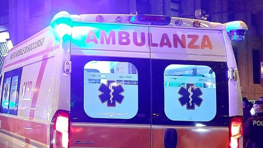 Precipita nel fiume da 7 metri di altezza, paura nella notte
