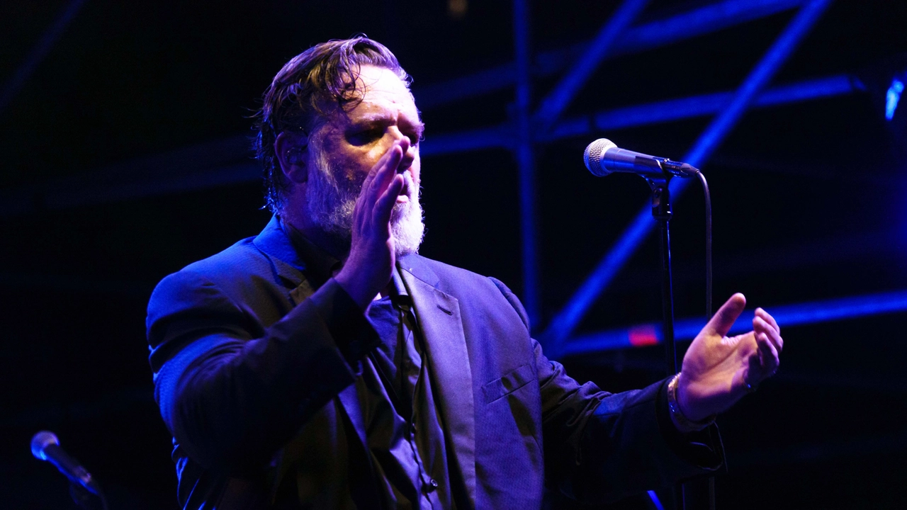 Russell Crowe canta “Sarà perché ti amo” e cala il sipario sul Festival del Jazz