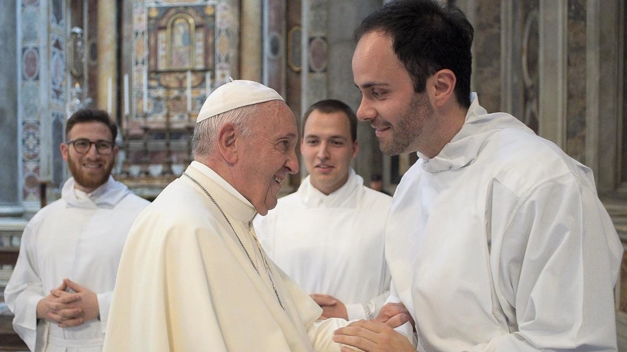Il sacerdote salesiano colligiano Antonio Cini ha incontrato Papa Francesco. durante le Gmg a Cracovia e a Lisbona, poi alla messa per l’ordinazione di don Alberto Lorenzelli, oggi vescovo in Cile. In alto Santa Maria Maggiore dove il Papa verrà sepolto
