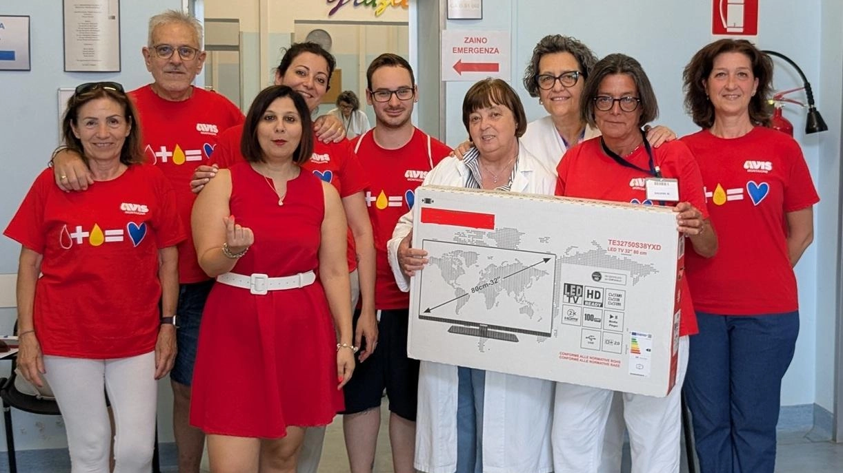 Il gruppo Avis con parte del personale della struttura durante la consegna simbolica della donazione destinata a donatori e pazienti Il gruppo Avis con parte del personale della struttura durante la consegna simbolica della donazione destinata a donatori e pazienti