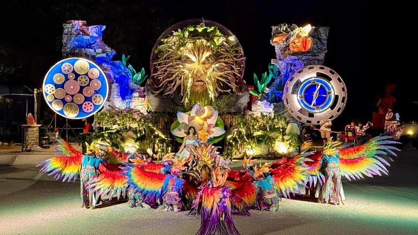 Sabato la prima uscita dei carri allegorici per borgo. Venerdì la serata che decreterà il rione vincitore Sabato la prima uscita dei carri allegorici per borgo. Venerdì la serata che decreterà il rione vincitore