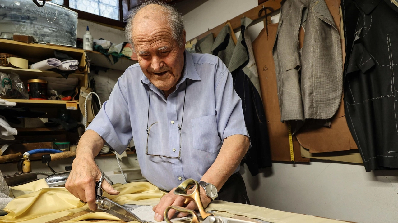 Rodolfo Cisternino, 89 anni, è il maestro di un’orchestra insolita, fatta di ferri da stiro, forbici e macchine per cucire.... Rodolfo Cisternino, 89 anni, è il maestro di un’orchestra insolita, fatta di ferri da stiro, forbici e macchine per cucire....