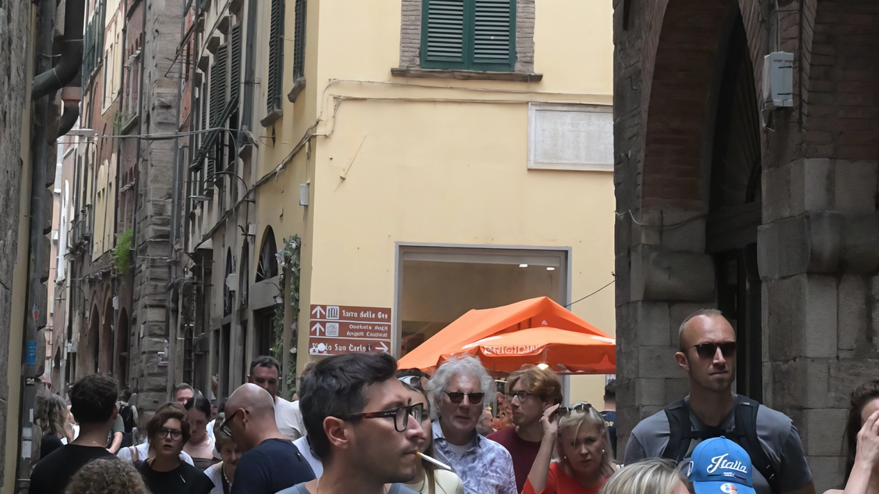 Tourists in the center (photo Alcide)