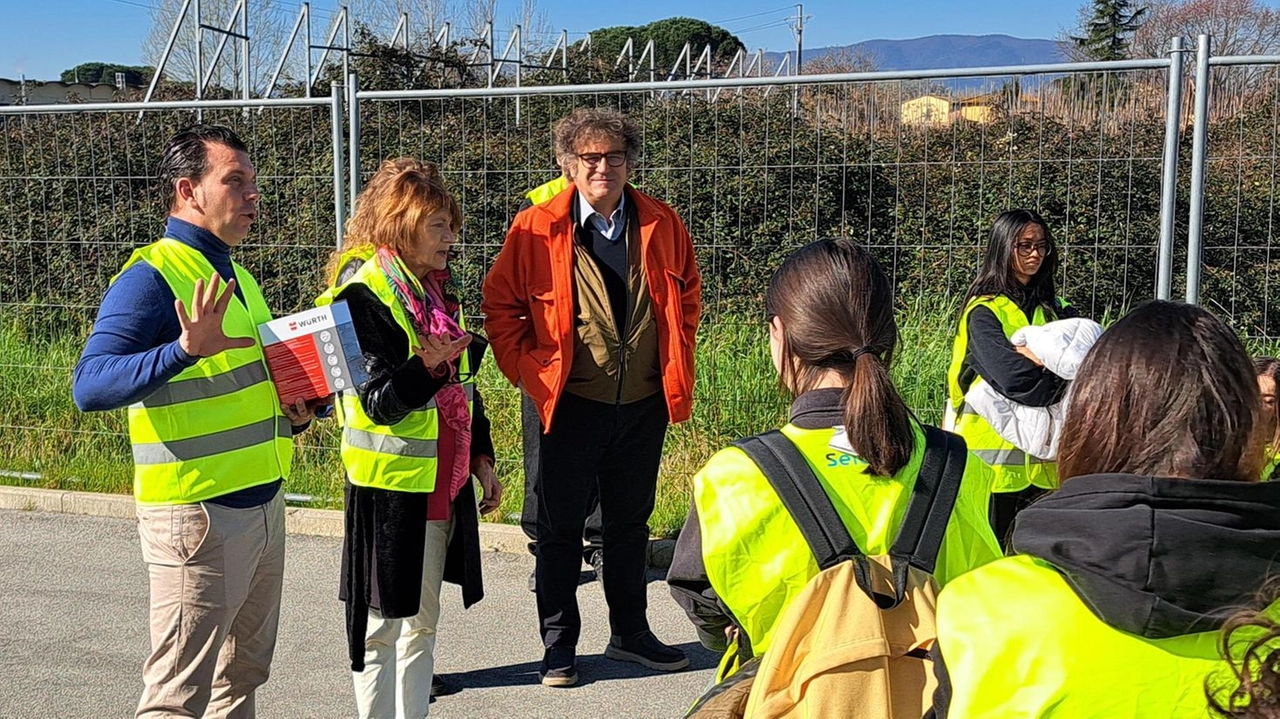 Il titolare della storica azienda lucchese, Marco Severini, mentre illustra ai ragazzi l’attività fortemente improntata al rifiuto zero Il titolare della storica azienda lucchese, Marco Severini, mentre illustra ai ragazzi l’attività fortemente improntata al rifiuto zero