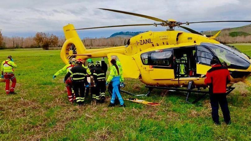 L’elisoccorso Pegaso è atterrato in un terreno vicino a dove il motociclista è finito fuori strada dopo aver perso il controllo del veicolo L’elisoccorso Pegaso è atterrato in un terreno vicino a dove il motociclista è finito fuori strada dopo aver perso il controllo del veicolo