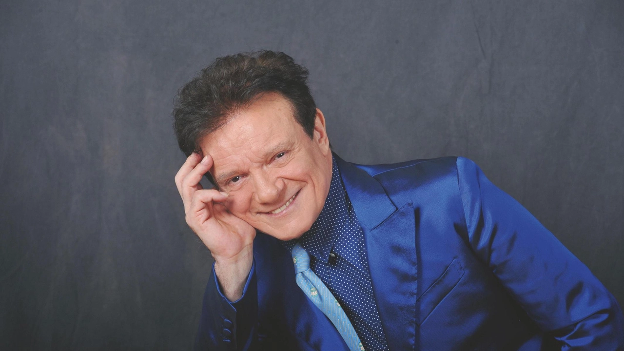 Stasera il cantante partenopeo proporrà un viaggio tra i successi e i brani più amati della sua carriera Stasera il cantante partenopeo proporrà un viaggio tra i successi e i brani più amati della sua carriera