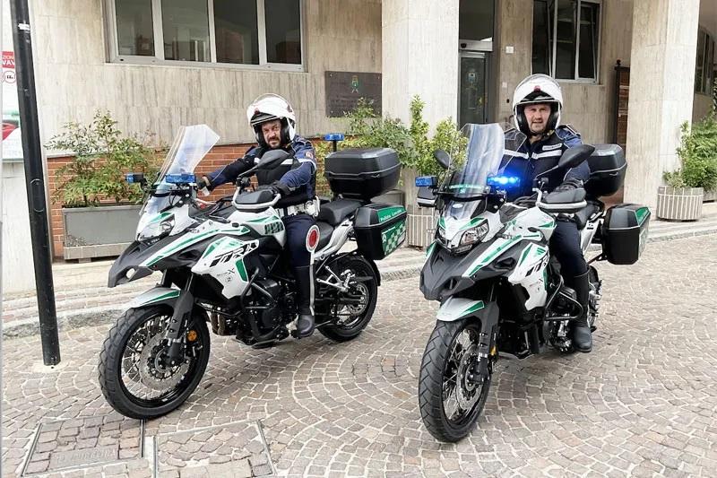 Con la patente ritirata, fermato dalla polizia locale dopo una mancata precedenza