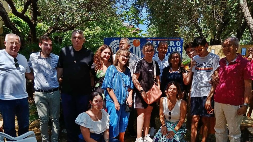 Castagnola di Sopra: gli organizzatori del progetto con i ragazzi dell’Afaph Castagnola di Sopra: gli organizzatori del progetto con i ragazzi dell’Afaph