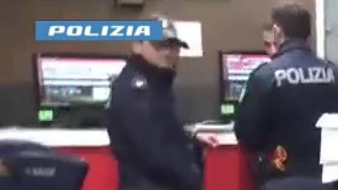 Un controllo degli agenti di polizia Un controllo degli agenti di polizia