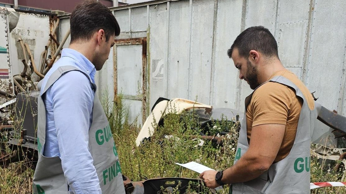 Il sopralluogo dei militari della guardia di finanza delle compagnie di Pontedera e San Miniato in uno dei terreni trasformati in discarica Il sopralluogo dei militari della guardia di finanza delle compagnie di Pontedera e San Miniato in uno dei terreni trasformati in discarica