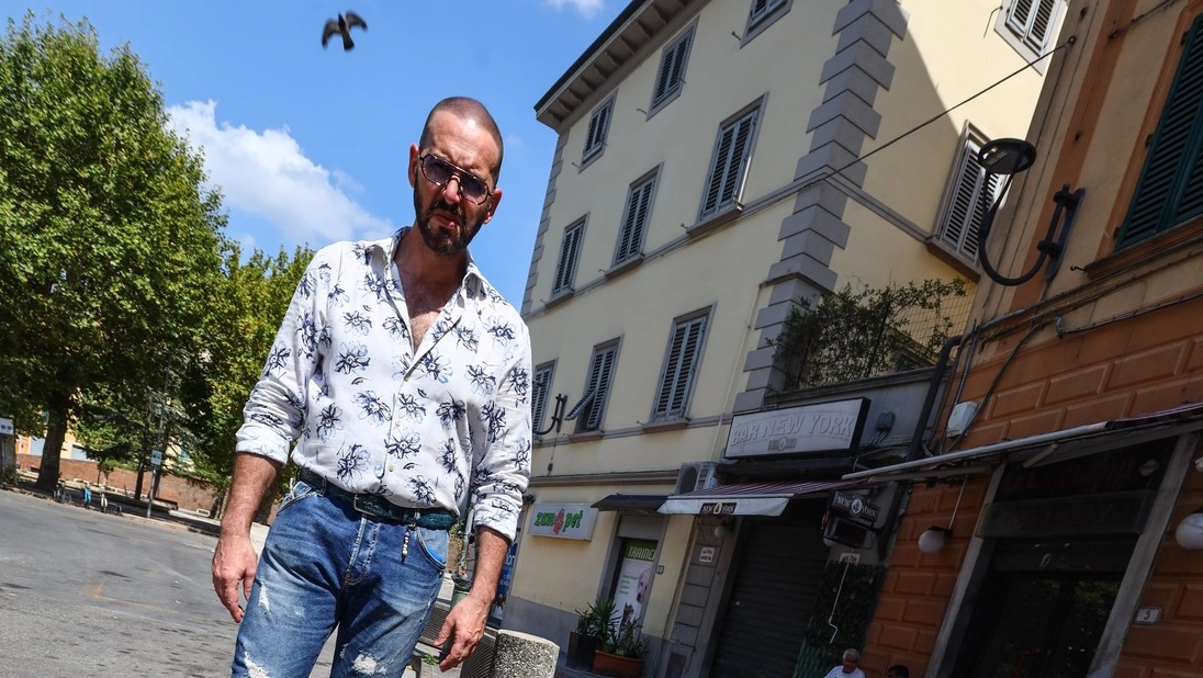 Il consigliere Fiore mostra i vasi rotti e le tracce di sangue dopo la rissa scoppiata a Castelfiorentino (Gasperini/FotoGermogli) Il consigliere Fiore mostra i vasi rotti e le tracce di sangue dopo la rissa scoppiata a Castelfiorentino (Gasperini/FotoGermogli)