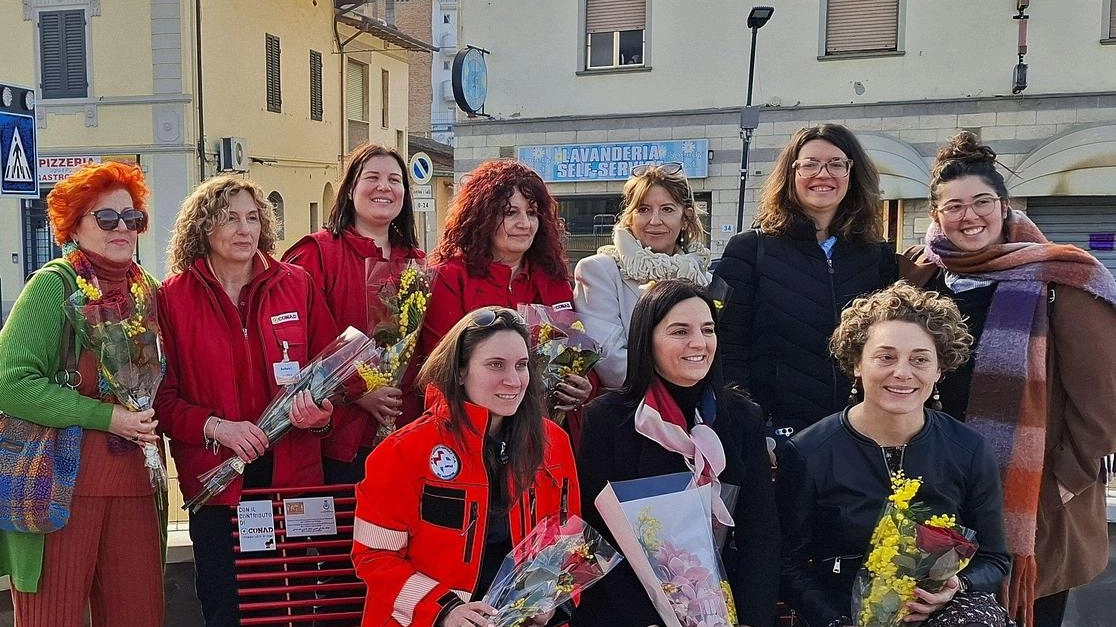 Foto di gruppo sulla panchina rossa con la sindaca e le amministratrici comunali e le collaboratrici di Conad e Frida Foto di gruppo sulla panchina rossa con la sindaca e le amministratrici comunali e le collaboratrici di Conad e Frida
