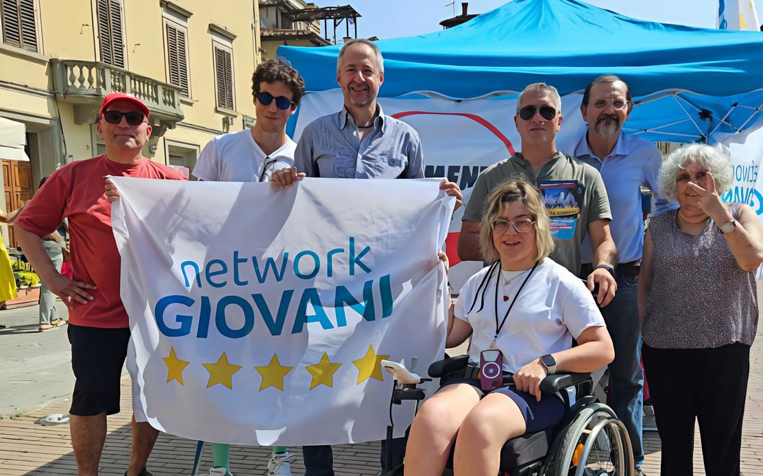 https://www.lanazione.it/image-service/view/acePublic/alias/contentid/ZDc5ODUyZjEtODliOS00/0/diciamo-stop-alle-armi-i-giovani-5-stelle-in-piazza.jpeg