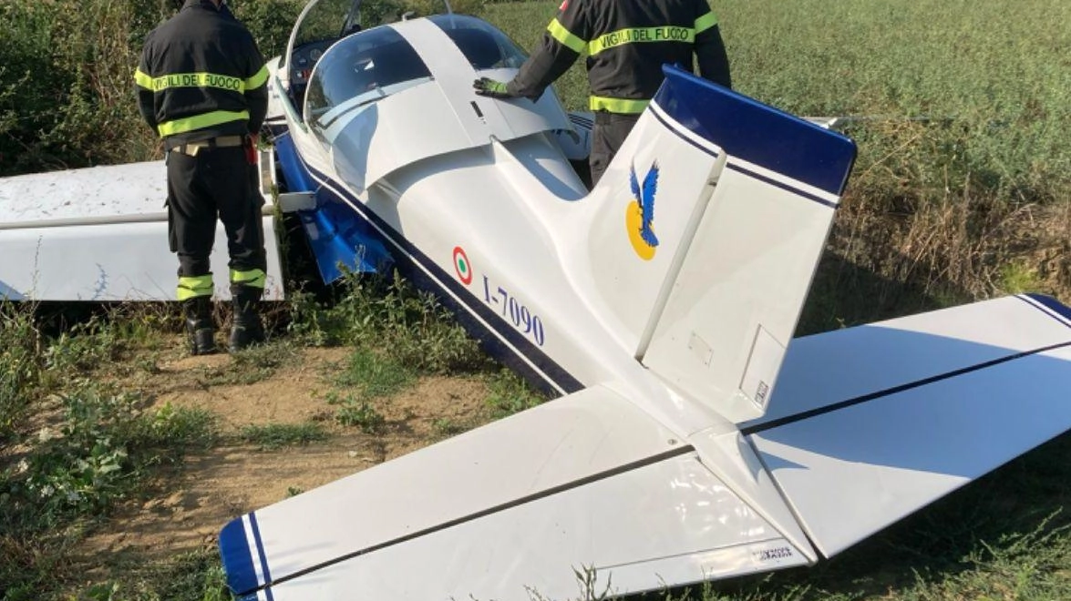 I due feriti sono stati soccorsi dagli operatori del 118 e dai vigili del fuoco che hanno messo in sicurezza l’area e recuperato il velivolo I due feriti sono stati soccorsi dagli operatori del 118 e dai vigili del fuoco che hanno messo in sicurezza l’area e recuperato il velivolo