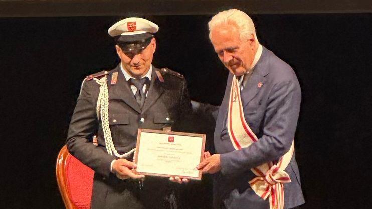 https://www.lanazione.it/image-service/view/acePublic/alias/contentid/ZDc5YTIyMjctZWRkMS00/0/encomio-al-vigile-eroe-salvo-i-turisti-a-marina.jpeg?f=16:9&w=1200&h=630