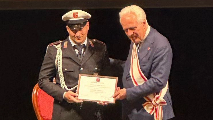 Encomio al vigile eroe. Salvò i turisti a Marina