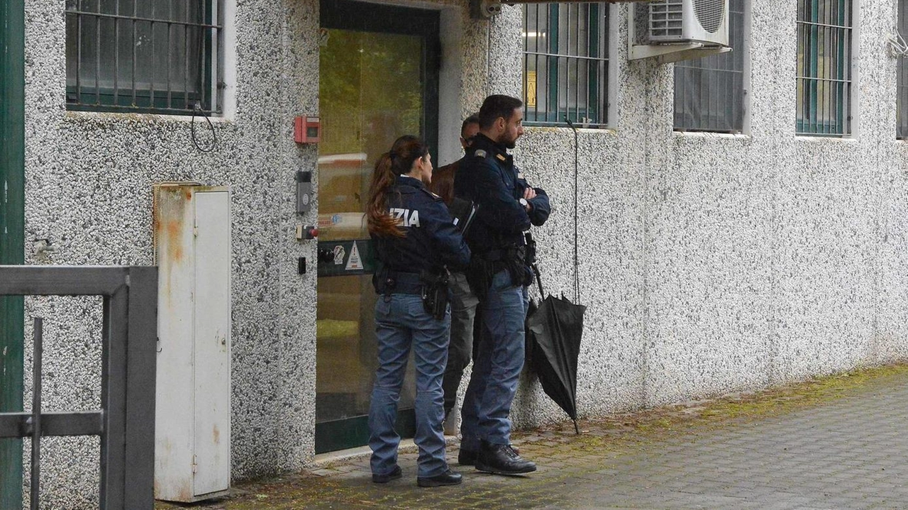 Agenti di polizia davanti all’ingresso di una ditta orafa svaligiata nell’Aretino Agenti di polizia davanti all’ingresso di una ditta orafa svaligiata nell’Aretino